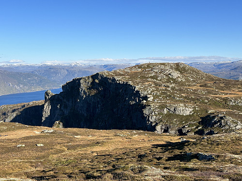 Utsikt fra Svartevassnibba mot Høgeheia. Skomakernibba ses godt til venstre for platået.