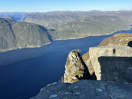 Joda, ingen tvil om at du skal være trygg på å ferdes i bratt terreng hvis du skal ut til Skomakernibba. (U)-heldigvis var tråkket ned mot denne islagt denne dagen:)