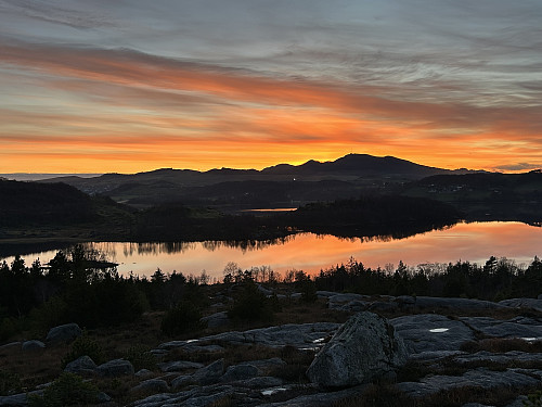 Vedafjellet i flott lys like etter solnedgang. Fra tilbaketuren mot Alsnes