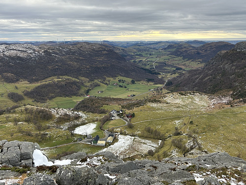 Utsikt sørvestover fra Husafjellet med Veraland rett nedenfor.