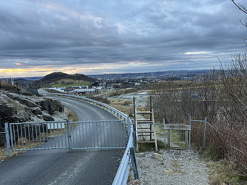 Turløypa går inntil veien som fører opp til noen vanntårn.