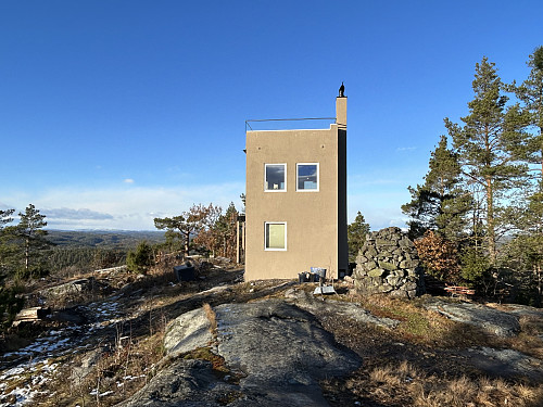 Pussig bygning på toppen av Hesttjennknuten