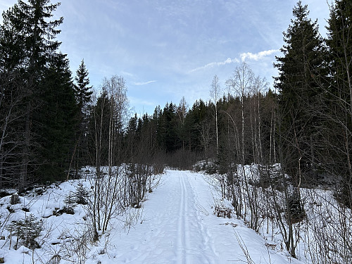 Bra med gode sko oppover her. Sørstuåsen bak til høyre.