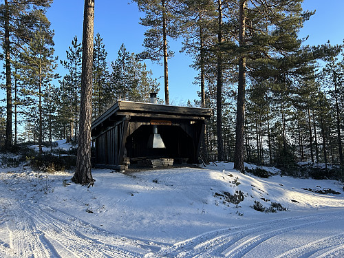 Gapahuken i enden av veien ved Nordre Ravnåsen.