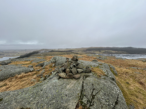 Lyefjellet sett fra Høylandsfjellet. Toppunktet er like til høyre for varden.