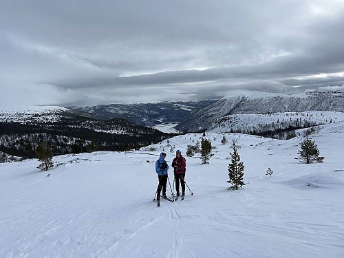 På vei oppover mot Hårrtjønnhøe. Utsikt ned mot Selsverket i Gudbrandsdalen i bakgrunnen