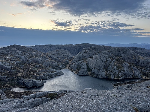 Utsikt mot Hellersheia fra NV for Vestvatnet
