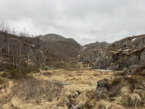 Ruta går innover Grolidalen og opp i skaret i midten av bildet