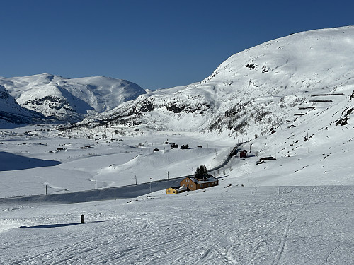 Upsetedalen med fjellstua i forgrunnen