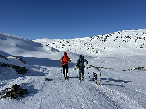 Geir og Kristoffer er snart oppe ved Geitavatnet