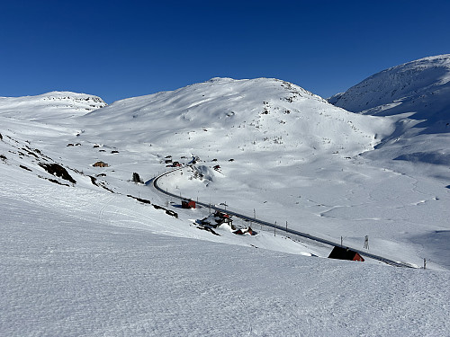 Upsete stasjon med Sauafjellet midt i bildet