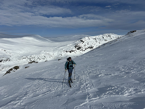 Kristoffer på vei opp retning Hervardseggi. I bakgrunnen ser vi Breidalen og Fossdalsskavlen midt i bildet
