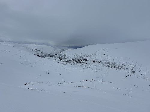 Utsikt fra stigningen opp mot Sauafjellet en grå dag på Upsete