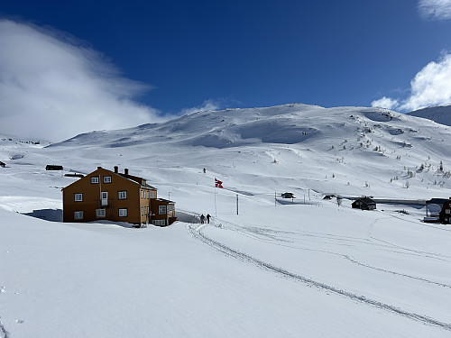 Upsete Fjellstove med Sauafjellet i bakgrunnen