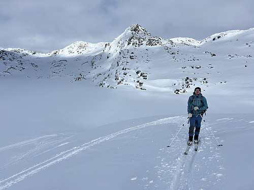 Kristoffer på vei oppover mot Vossaskavlen. Kaldavassnuten i bakgrunnen
