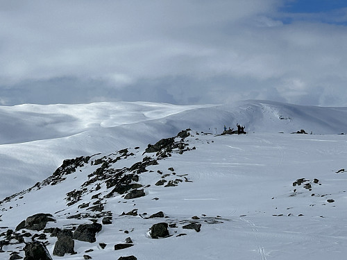 Sauafjellet Vest sett fra nordsiden. I bakgrunnen ser vi Eilivseggi og Rustedalseggi