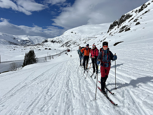 På vei oppover forbi Upsete Fjellstue