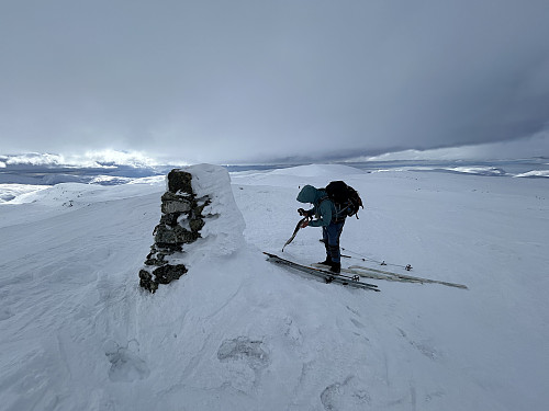 Ikke så lett å pakke sammen skifeller i sterk vind på toppen
