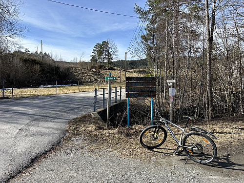 Ved parkeringen langs hovedveien, klar til sykkeltur:)