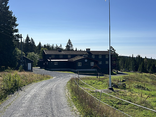 Lauvlia skihytte er en stor og staselig bygning!