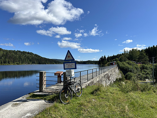 Ved demningen på Damtjern