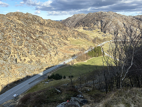 Utsikt mot nordøst. Rasteplassen hvor jeg parkerte nede til venstre i bildet.