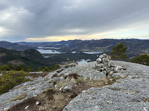 Beskjeden varde på Husalifjellet, men flott utsikt vestover mot Sandnes
