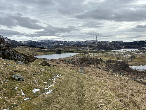 Fin gressvei ned igjen mot bilen etter besøk på Hestafjellet