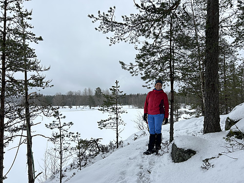 Her er vi snart ferdig med runden rundt Heiavannet og ser over mot badeplassen
