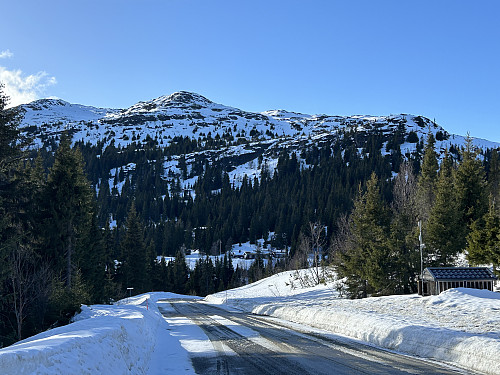 Fra parkeringslomma der hvor jeg satte fra meg bilen. Svangkampen ses godt litt til venstre for midten av bildet.