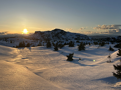 Snart solnedgang bak Djupdalskampen