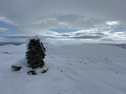 Utsikt fra Nåsåberget. Til høyre for varden ses Gråhøa (lengst bak) og Gravdalsfjellet
