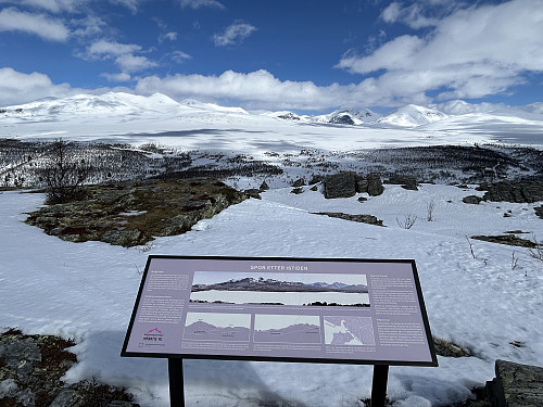Infotavle på toppen av Kåsen