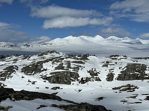 Varden på Fjellmillopiggen ses godt fra toppen av Vålåsjøberget