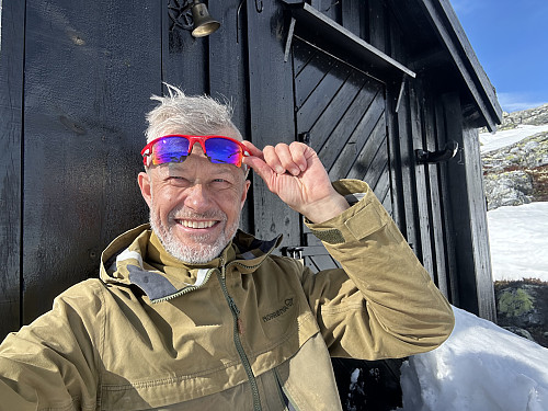 En kort pause i solveggen på ei lita hytte ved foten av Fjellmillopiggen