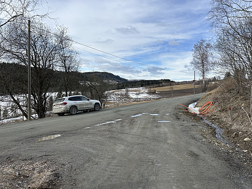 Det er fint å parkere i veiskulderen ved oppkjøringen mot Klundby gård