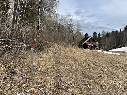 Stien går langs åkerkanten mot Kleivstua