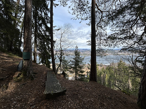Fint utsiktspunkt mot Mjøsbrua langt nede på den bratte åskammen