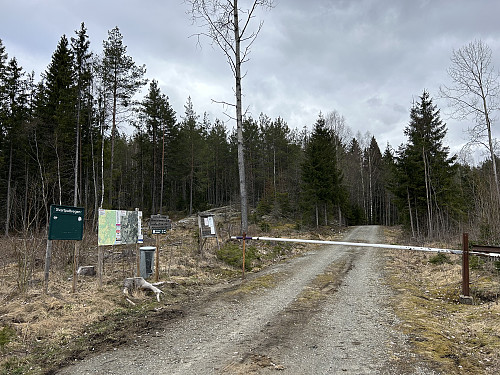 Turskilt ved parkeringen i enden av Svartputtvegen.