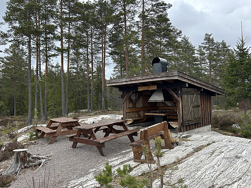 Stilig gapahuk på Jultonåsen
