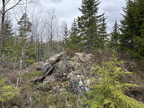 Egneråsen 264 moh. Restene av trigpunkttårnet i forgrunnen