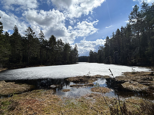 Langs Østre Huktjern var det en fin sti som kunne følges frem til oppstigningen mot Hukåsen