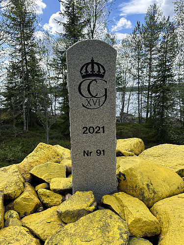 Røysa har nylig fått oppsatt en moderne stein