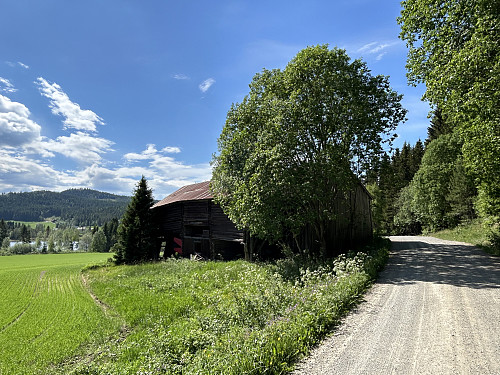 Jeg parkerte ved denne låven NØ for Målsjøen