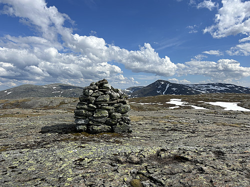 Finnkleppen med Fonnfjellet og Røsshaugen bak på hver side av varden