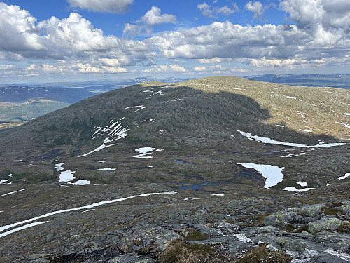På vei ned fra Røsshaugen gjaldt det å se etter gode passeringssteder for elva på turen videre mot Fonnfjellet. Jeg valgte til slutt den store snøfonna til høyre i bildet.