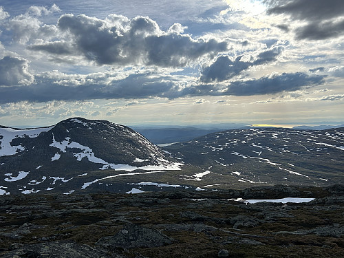 Tilbake mot Røsshaugen og Gravøyfjellet fra stigningen opp til Fonnfjellet