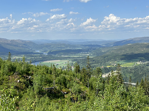 Utsikt ned i dalen fra grusveien