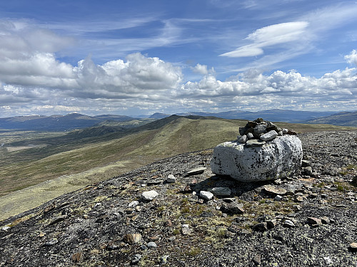 Vålåsjøhøe 1407 moh. Østtoppen ses i bakgrunnen