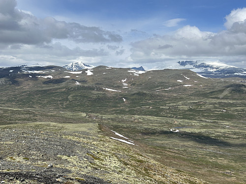 Utsikt nordover mot stortoppene på Dovre. Snøhetta bærer sitt navn med rette denne dagen:)